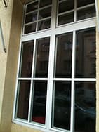 Přesklení zdvojených oken v památkové zóně Prahy 1, lepené dřevěné příčky