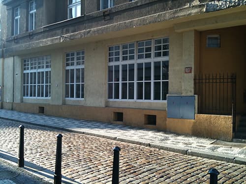 Přesklení zdvojených oken v památkové zóně Prahy 1, lepené dřevěné příčky